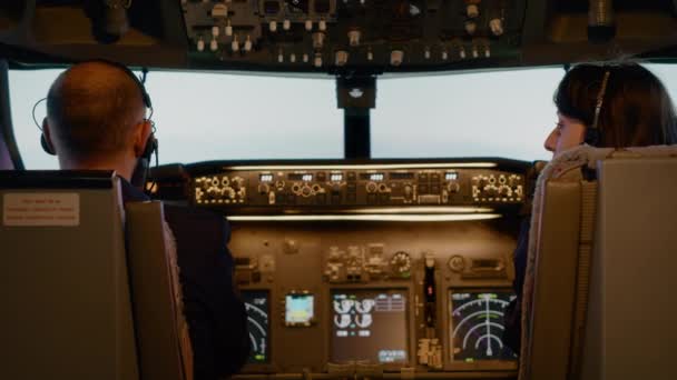 飞行员小组使用仪表盘按钮与飞机起飞 启动引擎和控制面板导航 带有雷达罗盘和风挡开关的航空飞行 — 图库视频影像