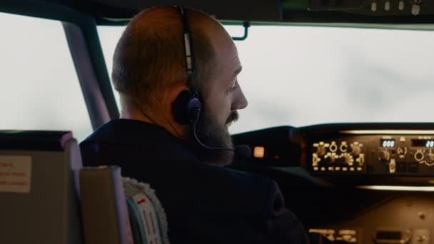 Капитан Самолета Нажимает Кнопки Зафиксировать Высоту Долготу Летящий Самолет Кабины — стоковое видео