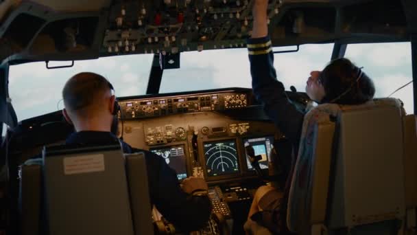 Команда Льотчиків Дме Двигун Фіксує Висоту Готуючись Зльоту Польоту Літака — стокове відео