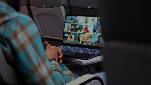 Uçaktaki Girişimci Uzaktan Telekonferans Sohbetindeki Insanlarla Çevrimiçi Video Görüşmesi Yapıyor — Stok video
