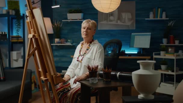 Potret Seniman Senior Menggambar Model Vas Pada Kanvas Putih Menggunakan — Stok Video