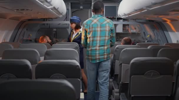 Assistente Bordo Falar Com Passageiros Avião Embarcar Turistas Assentos Avião — Vídeo de Stock
