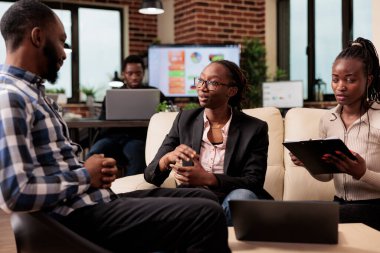 Ofisteki meslektaşlarım iş yerinde fikir üretmeye çalışıyorlar. Documets ve laptop 'la proje sunumu planlıyorlar. Rapor oluşturmak için araştırma bilgileri üzerinde çalışan iş arkadaşları, kurumsal ortaklık işbirliği.