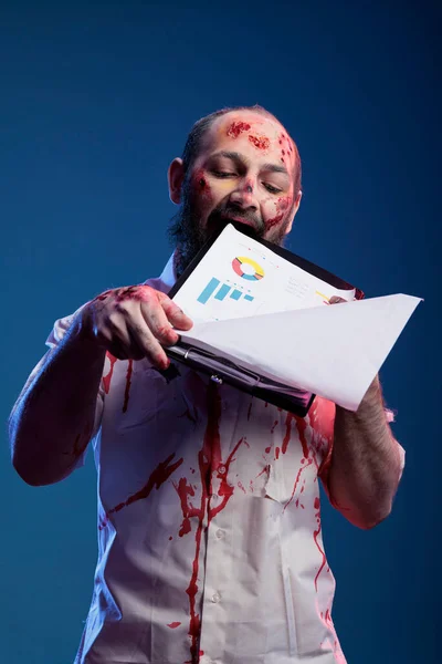 Zombie Effrayant Regardant Les Documents Affaires Analysant Les Notes Paperasse — Photo