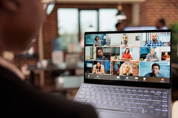Startup Manager Parlando Videoconferenza Online Con Gli Uomini Affari Utilizzando — Foto Stock
