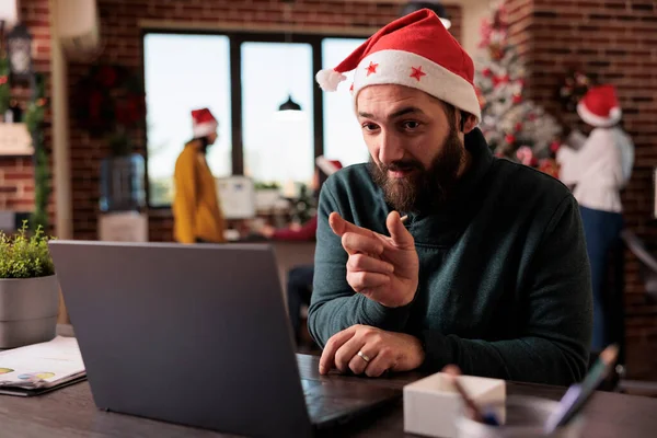 Employé Masculin Parlant Par Vidéoconférence Dans Bureau Affaires Avec Des — Photo