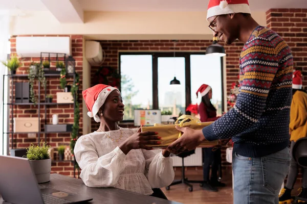 Colegas Afro Americanas Trocando Xmas Caixa Presente Escritório Festivo Com — Fotografia de Stock