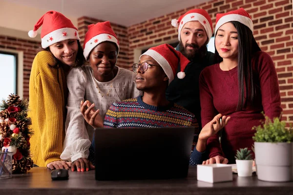 Grupo Multiétnico Personas Que Trabajan Durante Navidad Haciendo Trabajo Equipo —  Fotos de Stock