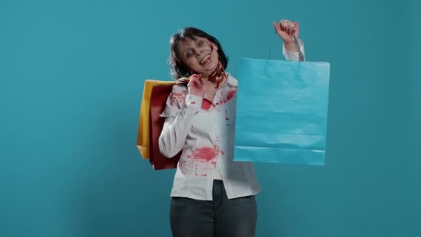 Sinistere Angstaanjagende Zombie Met Kleurrijke Boodschappentassen Van Winkelcentrum Blauwe Achtergrond — Stockvideo
