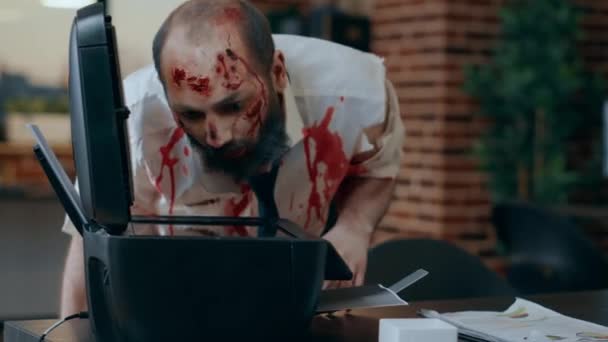 Dumb Brain Eating Monster Blood Clothes Photocopying His Own Face — Stock videók