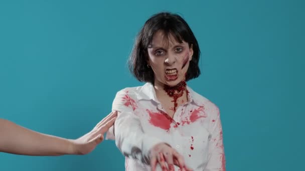 Děsivě Divně Vypadající Zombie Rozzlobená Injekcí Vakcíny Proti Imunitě Děsivé — Stock video