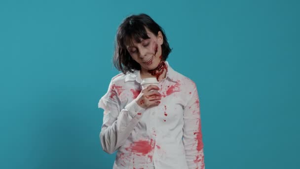 Strašidelně Vypadající Zombie Hlubokými Jizvami Vonící Kávu Poháru Modrém Pozadí — Stock video