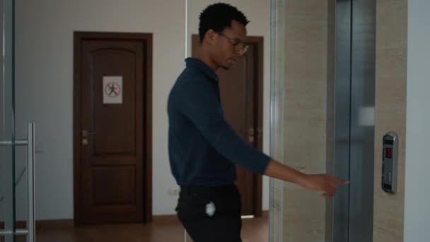 Adamı Evine Gidiyor Ama Korkunç Beyin Yiyen Canavarlar Asansörden Çıktıklarında — Stok video
