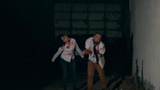 Skræmmende Udseende Forkrøblede Kontor Zombier Med Blodige Sår Krybende Gennem – Stock-video
