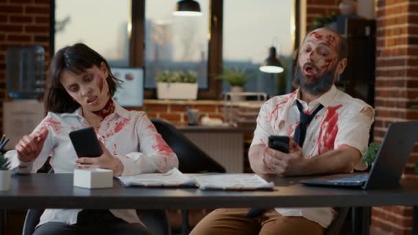 Stupidi Zombie Ufficio Senza Cervello Seduti Alla Scrivania Mentre Utilizzano — Video Stock