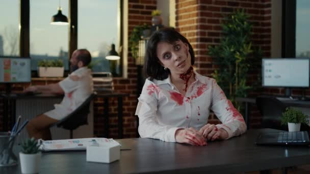 Mujer Zombie Asustadiza Con Heridas Profundas Sangrientas Oficina Saludando Con — Vídeos de Stock