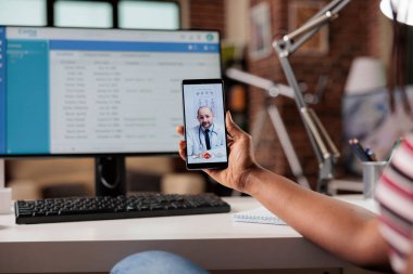 Teletıp, online tıbbi danışma, terapistle canlı sohbet eden kadın. Akıllı telefondan doktorla konuşan hasta, cep telefonu ekranında çalışan pratisyen.