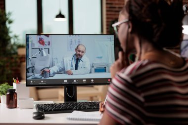 Çevrimiçi doktor randevusu, internetteki tıbbi danışma, terapistle konuşmak, not defterindeki notlar, arka plan. Teletıp, genel önleyiciyle uzaktan iletişim.