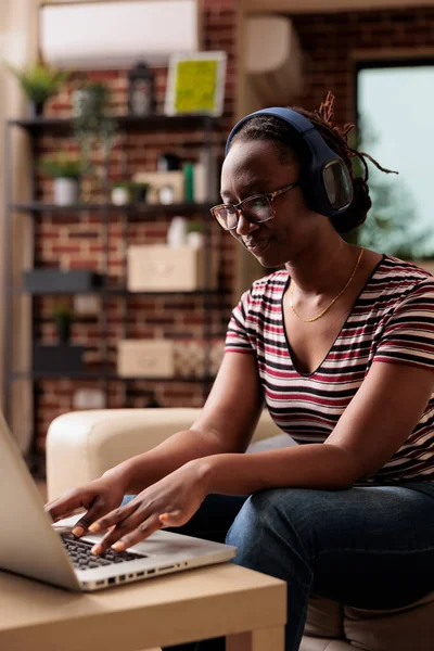 Ελεύθερος Επαγγελματίας Στα Ακουστικά Που Εργάζονται Φορητό Υπολογιστή Ακούγοντας Μουσική — Φωτογραφία Αρχείου