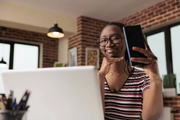 Mujer Joven Tomando Selfie Cara Teléfono Inteligente Posando Sonriendo Cámara — Foto de Stock