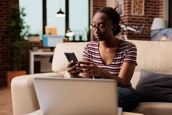 Mujer Afroamericana Joven Escribiendo Mensaje Teléfono Inteligente Navegar Por Las — Foto de Stock