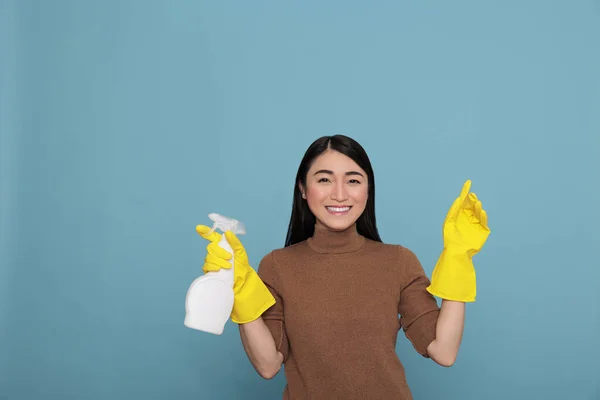 Azji Szczęśliwy Zadowolony Gospodyni Domowa Codziennej Pracy Gospodarstwa Sprayu Żółtej — Zdjęcie stockowe