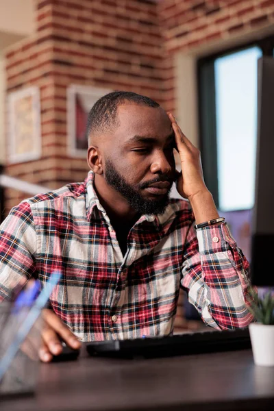 Stanco Freelance Esausto Che Lavora Casa Sentirsi Stressato Sovraccarico Lavoro — Foto Stock