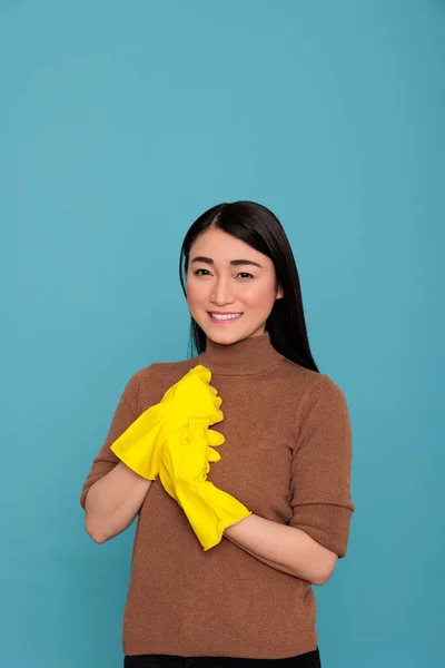 Dojrzałe Uśmiechnięty Zachwycony Azji Gospodyni Prac Domowych Trzymając Rękę Noszenie — Zdjęcie stockowe