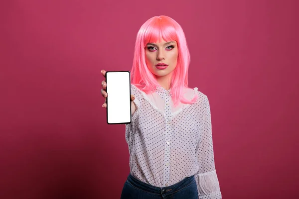 Adulto Jovem Com Cabelo Rosa Mostrando Smartphone Com Tela Branca — Fotografia de Stock