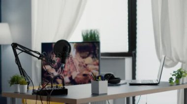 Modern profesyonel ses ekipmanlarıyla boş yayın stüdyosu. Podcast yayın masasında kayıt cihazları ve cihazlar var. Ofiste kimse yok. Stüdyo çekimi