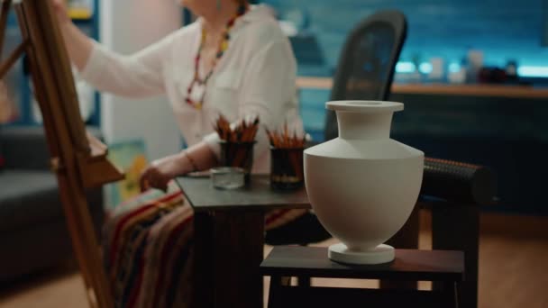 Authentisches Vasenmodell Auf Dem Tisch Mit Bleistiften Und Künstlerischen Werkzeugen — Stockvideo