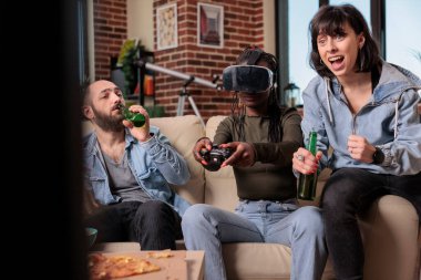 Gençler video oyunu oynamak için video gözlüğü kullanıyor. Eğlence amaçlı ev toplantılarında, televizyonda yarışmalar düzenliyorlar. Bira şişeleri ve abur cuburlarla boş zamanların tadını çıkarıyorum..