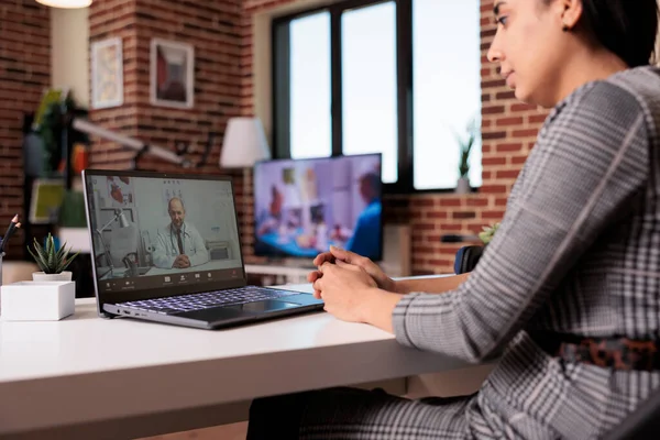 Indická Osoba Používající Videokall Telemedicíny Lékařem Dělá Zdravotní Prohlídku Mluvit — Stock fotografie