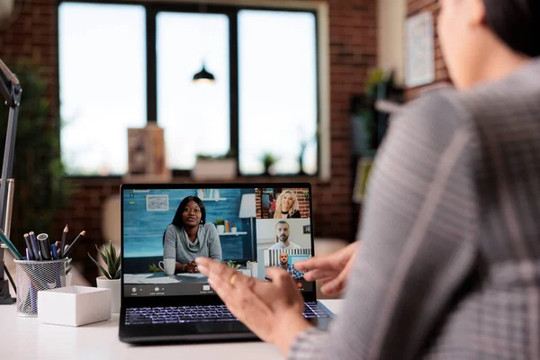 Kantoormedewerker Vergadering Afstand Videoconferentie Met Mensen Laptop Webcam Chatten Virtuele — Stockfoto
