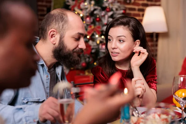 Mann Und Frau Reden Weihnachtsfeier Hautnah Pärchen Plaudern Festlich Gedeckten — Stockfoto