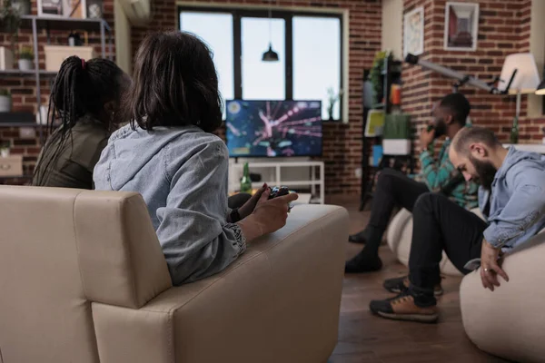 Bir Grup Arkadaş Televizyondaki Nişancı Video Oyunlarıyla Eğleniyor Oynamak Için — Stok fotoğraf