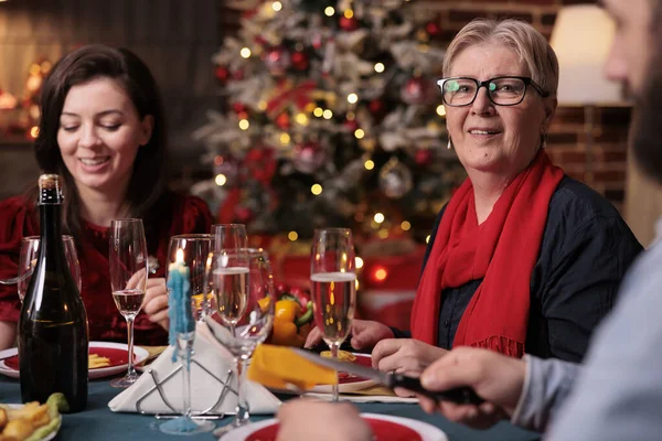 女人和家人一起庆祝圣诞节 和妈妈在家里的宴会上一起坐在节日餐桌前 妈妈和女儿在装饰精美的地方吃家里做的圣诞食品 — 图库照片