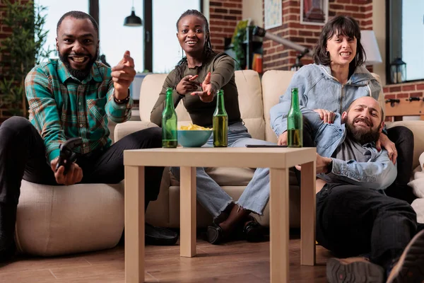 Щасливі Друзі Розважаються Граючи Стратегію Відеоігор Домашній Вечірці Пляшками Пива — стокове фото