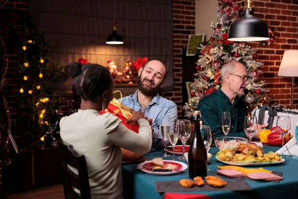 Par Firar Jul Med Familjen Byter Julklappar Vid Festbordet Äter — Stockfoto