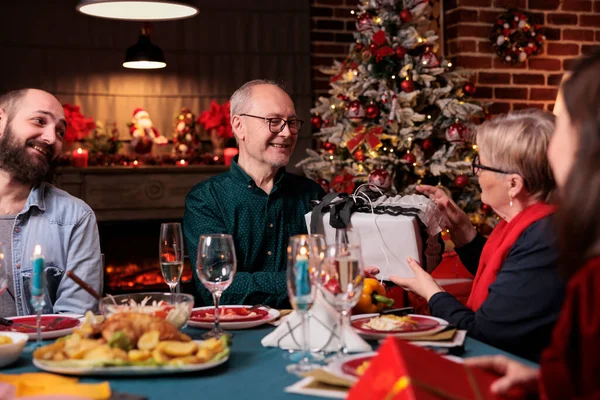 Familien Feiern Weihnachten Tauschen Geschenke Festlich Gedeckten Tischen Aus Essen — Stockfoto