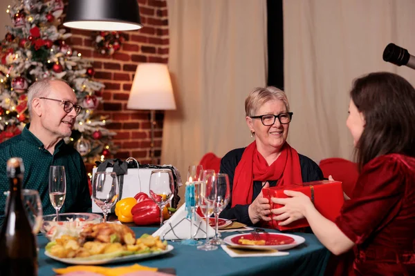 Familie Tauscht Weihnachtsgeschenke Festlich Gedeckter Tafel Aus Feiert Gemeinsam Winterurlaub — Stockfoto
