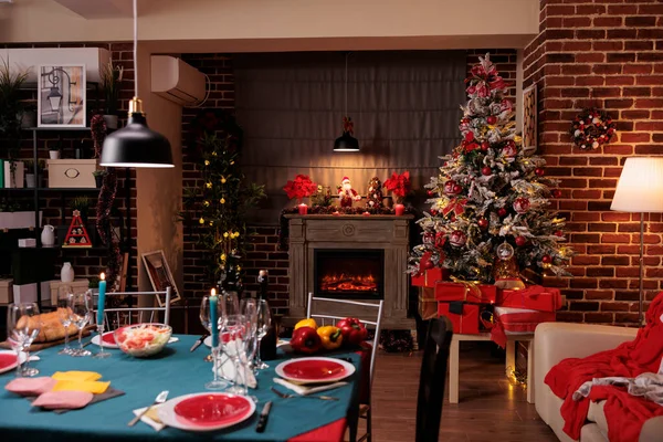 Albero Natale Decorato Vicino Camino Servito Tavolo Pranzo Famiglia Vacanze — Foto Stock