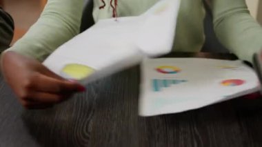 Şirket raporu oluşturmak için iş planlarını ve diyagramlarını analiz eden çok ırklı bir grup iş arkadaşı. Infografik inceleme ve belgeler planlamak için araştırma işbirliği yapan insanlar. Kapat..