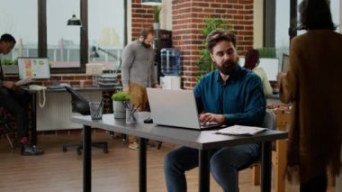 Ofis çalışanı dizüstü bilgisayardaki çizelgelerle başlangıç sunumu yapmayı planlıyor, bilgiyi analiz ediyor ve bilgisayardaki netowkring 'i inceliyor. Araştırma verileriyle birlikte iş raporu planı üzerinde çalışan erkek çalışanlar.