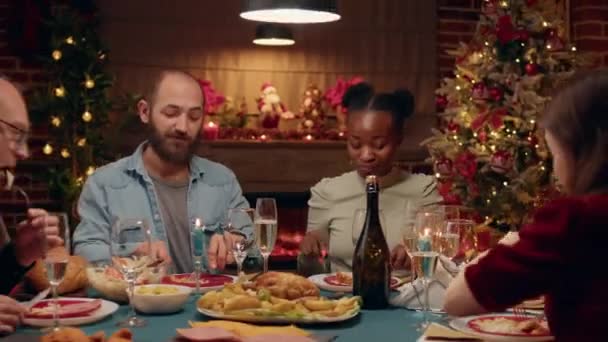 Gente Alegre Diversa Disfrutando Comida Casera Tradicional Mientras Sienta Mesa — Vídeo de stock