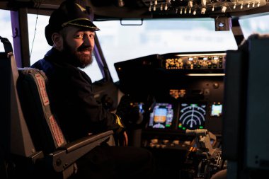 Kabinde oturan erkek kaptanın portresi gösterge paneli kumanda düğmeleri ve güç motoruyla uçmaya hazır. Kontrol paneli anahtarı kullanarak uluslararası ulaşım için pilot jeti.