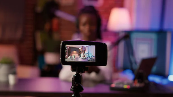 Selektivní Zaměření Digitální Videokameru Obrazovky Nahrávání Africké Americké Ženy Streaming — Stock fotografie