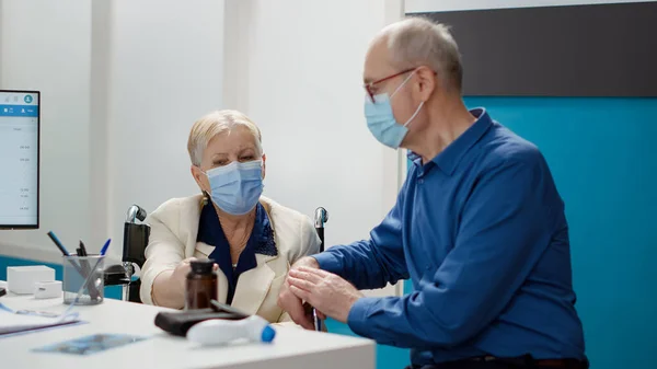 Oude Vrouw Met Chronische Handicap Haar Man Afspraak Het Bijwonen — Stockfoto