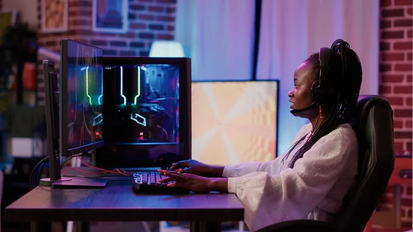African American Gamer Girl Streaming Online First Person Shooter Action — Fotografia de Stock