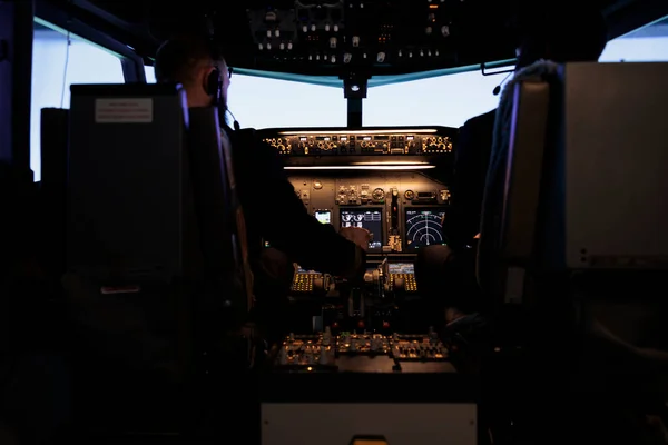 Equipo Diverso Capitán Piloto Empujando Palanca Del Acelerador Del Motor — Foto de Stock